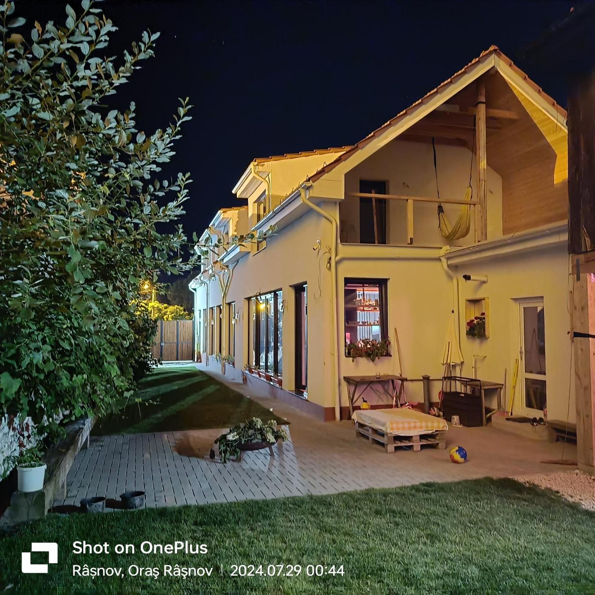 Imperfect House Hotel Rîşnov Buitenkant foto